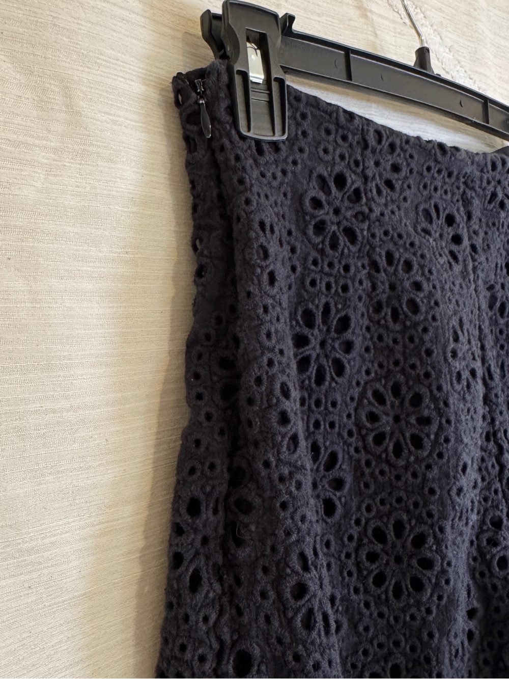 Abercrombie & Fitch Women’s Size 2 Black Floral Eyelet Wide Leg Pants Crop - Picture 4 of 8